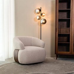 Modern gestoffeerde fauteuil in een gezellige woonkamer setting.