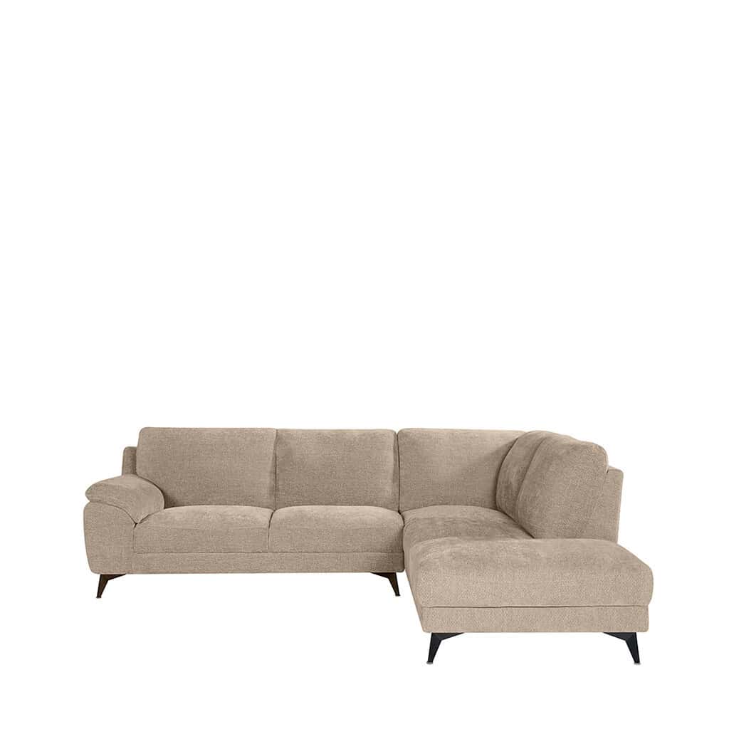 Lichte hoekbank met beige stoffen bekleding, modern design en houten poten, perfect voor woonkamer interieur.