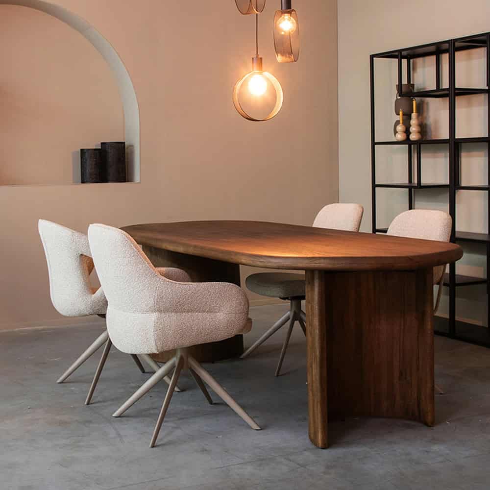Houten eettafel met moderne eetkamerstoelen en elegante verlichting, ideaal voor stijlvolle en comfortabele woon- en eetruimtes in Dutch interieurdesign.