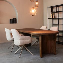 Houten eettafel met moderne eetkamerstoelen en elegante verlichting, ideaal voor stijlvolle en comfortabele woon- en eetruimtes in Dutch interieurdesign.