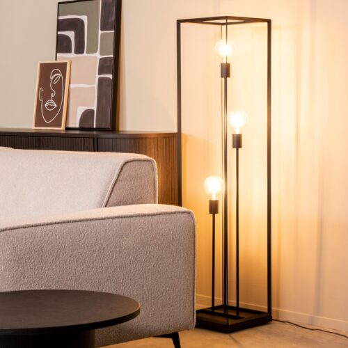 Minimalistische vloerlamp met drie lichtbronnen, geschikt voor modern interieur en sfeerverlichting.