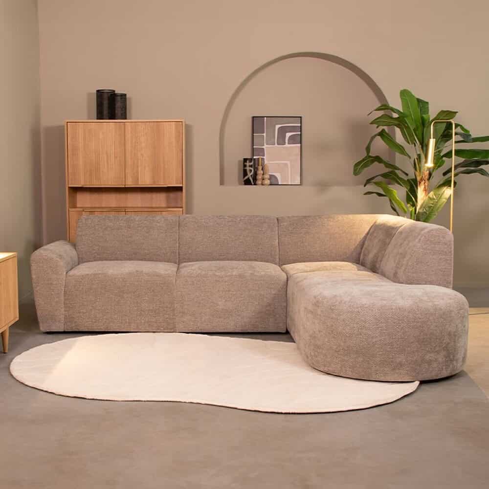 Zacht beige hoekbank in modern woonkamer met houten meubelen en groene plant, geschikt voor stijlvolle woonkamers, comfortabele zitplekken en interieurdesign.