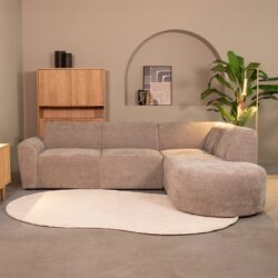 Zacht beige hoekbank in modern woonkamer met houten meubelen en groene plant, geschikt voor stijlvolle woonkamers, comfortabele zitplekken en interieurdesign.