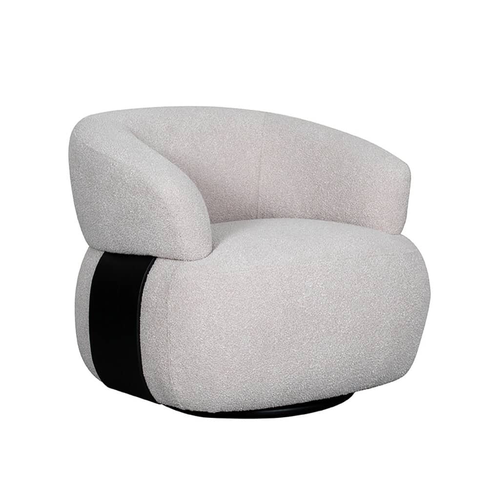 Modern elegante fauteuil met zachte crèmekleurige bekleding en opvallende zwart accent, perfect voor een stijlvolle woonkamer of lounge.