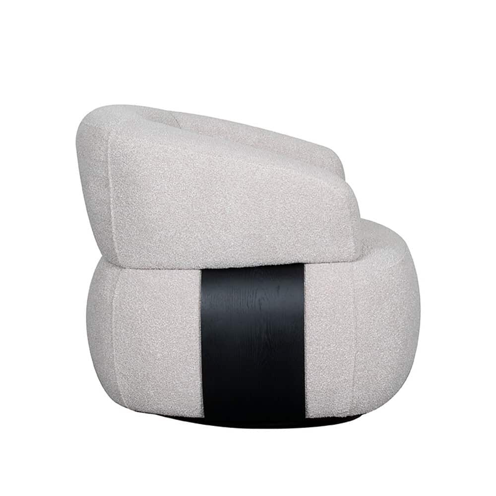 Elegant en moderne fauteuil met lichtgrijze bekleding en zwart houten accent, perfect voor stijlvolle woonruimtes.