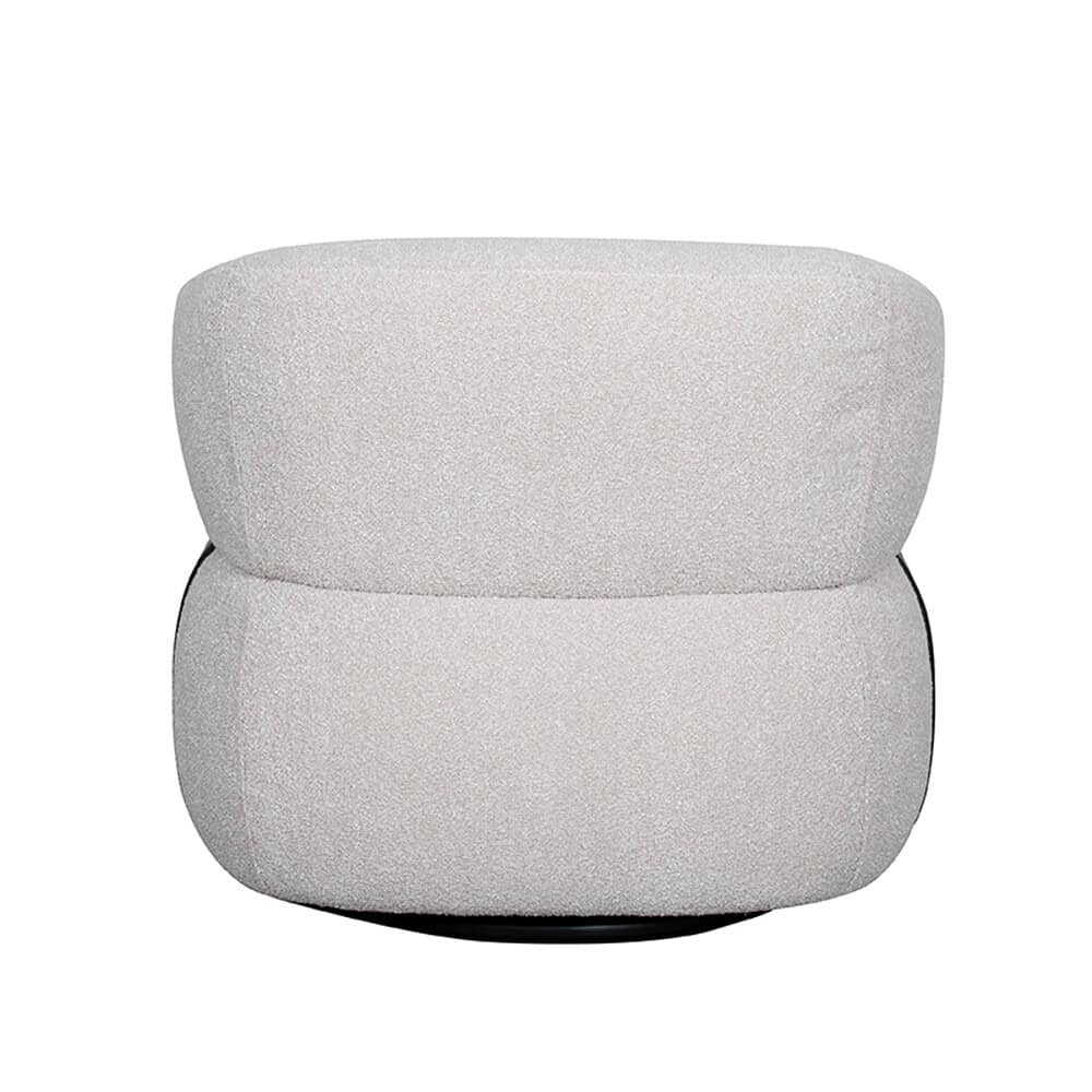 Zachte witte eetkamerstoel met modern design en comfortabele bekleding, perfect voor een sfeervolle woninginrichting and inrichtingsadvies.