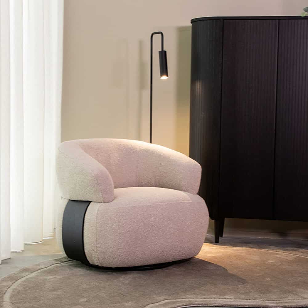 Leuk fauteuil met zacht bekleding en modern design, ideaal voor een stijlvolle woonkamer of lounge. Past perfect in een eigentijdse interieurstijl met moderne meubelstukken.