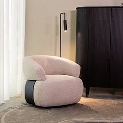 Leuk fauteuil met zacht bekleding en modern design, ideaal voor een stijlvolle woonkamer of lounge. Past perfect in een eigentijdse interieurstijl met moderne meubelstukken.