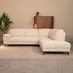 Elegante hoekbank met licht beige bekleding, perfect voor stijlvolle woonkamer inrichting en comfortabel loungen. Uitstraling van modern Scandinavisch design.