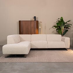 Bank met moderne uitstraling en comfortabele zitplaatsen, perfect voor een eigentijdse woonkamer. Gemaakt van hoogwaardig materialen, combineert functionaliteit met stijl.