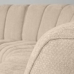 Hoogwaardige beige stoffen bekleding op een comfortabele bank of fauteuil van Mokana Meubelen. Perfect voor een stijlvolle en gezellige woonkamer.