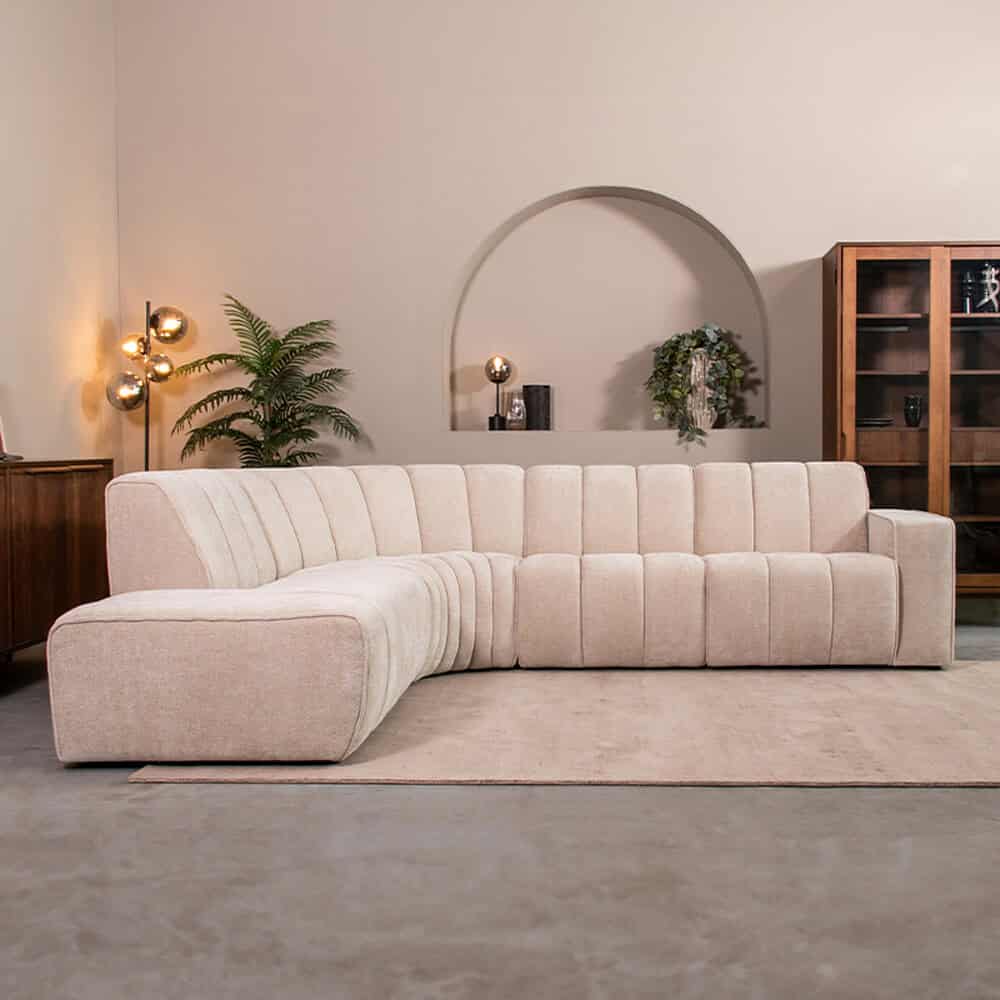 Luxe beige hoekbank van Mokana Meubelen in een moderne woonkamer met stijlvolle accessoires. Perfect voor comfortabel en elegant wonen.
