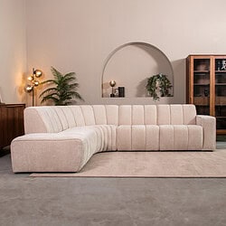 Luxe beige hoekbank van Mokana Meubelen in een moderne woonkamer met stijlvolle accessoires. Perfect voor comfortabel en elegant wonen.