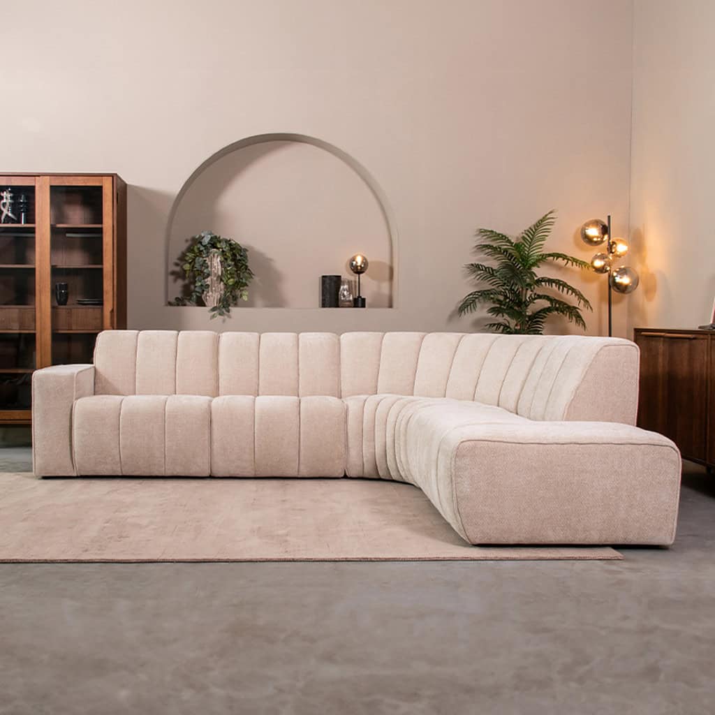 Elegante hoekbank in zachte crème kleur, perfect voor een stijlvolle woonkamer, gemaakt door Mokana Meubelen. Hoogwaardige comfortabele bank voor modern interieur.