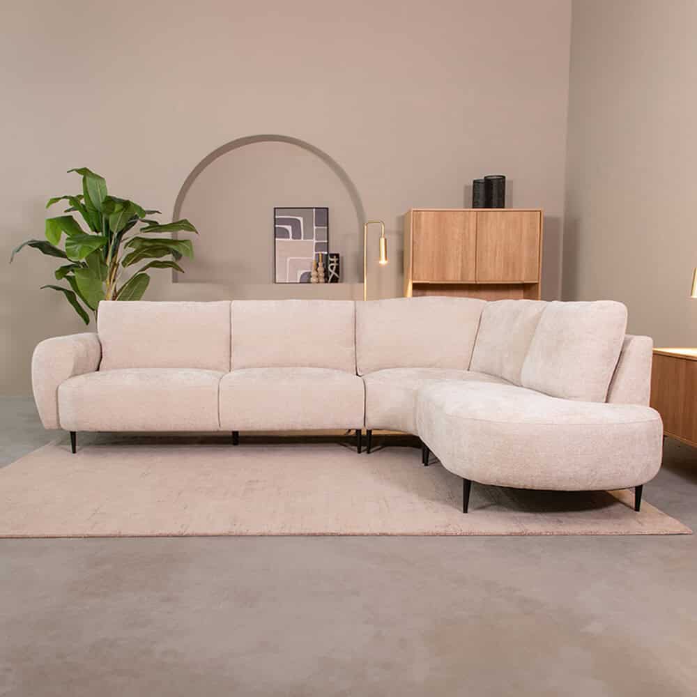 Luxe lichte hoekbank met duurzame stoffen en modern design, perfect voor comfortabele zithoek in woonkamer. Complementeer met stijlvolle houten meubelen en planten voor een warm interieur.