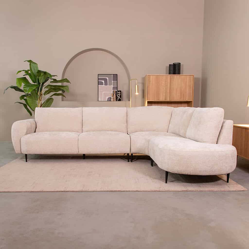 Luxe lichte hoekbank met duurzame stoffen en modern design, perfect voor comfortabele zithoek in woonkamer. Complementeer met stijlvolle houten meubelen en planten voor een warm interieur.