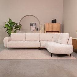 Luxe lichte hoekbank met duurzame stoffen en modern design, perfect voor comfortabele zithoek in woonkamer. Complementeer met stijlvolle houten meubelen en planten voor een warm interieur.
