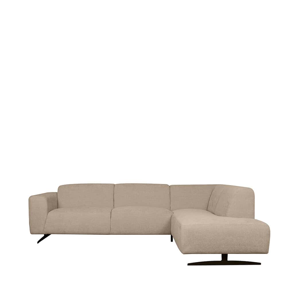 Lichte stoffen hoekbank met chaise longue en modern zwart onderstel, perfect voor een stijlvolle woonkamer. Mokana Meubelen biedt maatwerk en stijlvolle meubeloplossingen.