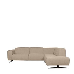 Lichte stoffen hoekbank met chaise longue en modern zwart onderstel, perfect voor een stijlvolle woonkamer. Mokana Meubelen biedt maatwerk en stijlvolle meubeloplossingen.