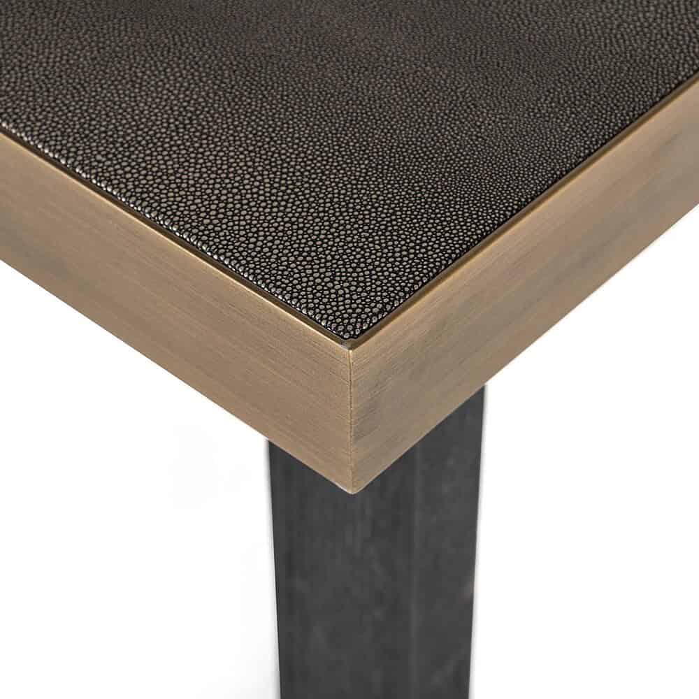 Modern eettafel met stoere zwarte poten en een elegante houten rand met stingraylederoppervlak voor een luxe uitstraling.