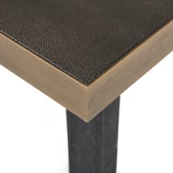 Modern eettafel met stoere zwarte poten en een elegante houten rand met stingraylederoppervlak voor een luxe uitstraling.