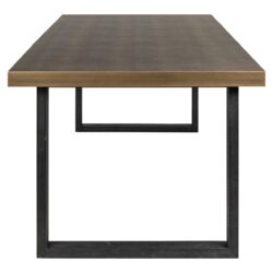 Elegante eettafel van massief eikenhout met zwart metalen onderstel, perfect voor moderne woonruimtes en dineren.