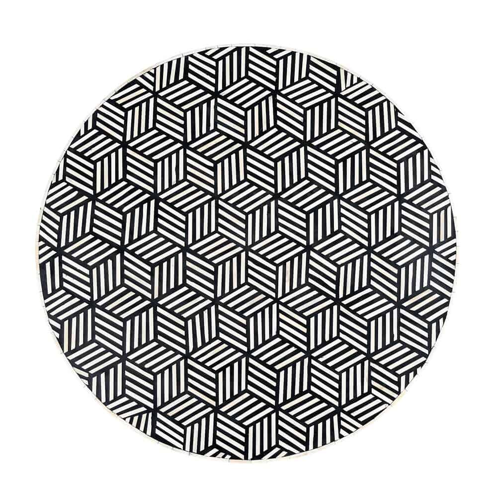 Stijlvolle zwarte en witte geometrische tafelkleed met 3D-effect voor moderne wooninterieurs.