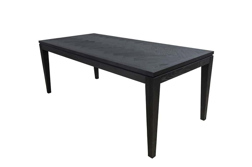 Strak zwart houten eettafel met herringbone patroon op het blad stijlvolle meubelpassend in moderne interieurdesigns.