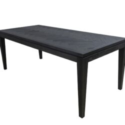 Strak zwart houten eettafel met herringbone patroon op het blad stijlvolle meubelpassend in moderne interieurdesigns.