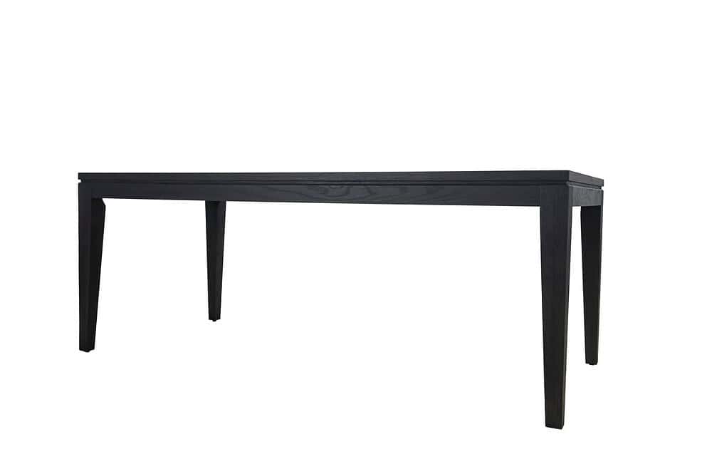 Elegant zwart houten eettafel met strakke lijnen en stevige poten, perfect voor een moderne eetkamer of interieur. Handgemaakt vakmanschap en duurzaam design, geschikt voor verschillende woonstijlen.