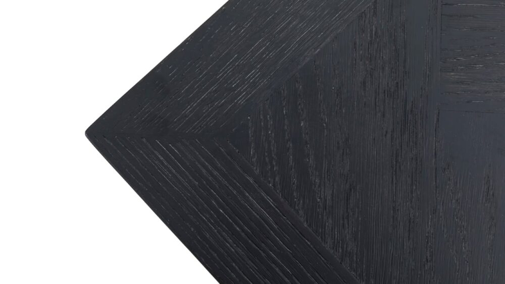 Robuuste zwarte houten meubel met uitgesproken textuur, perfect voor een moderne en stijlvolle inrichting, vervaardigd door Mokana Meubelen voor exclusieve maatwerk oplossingen.