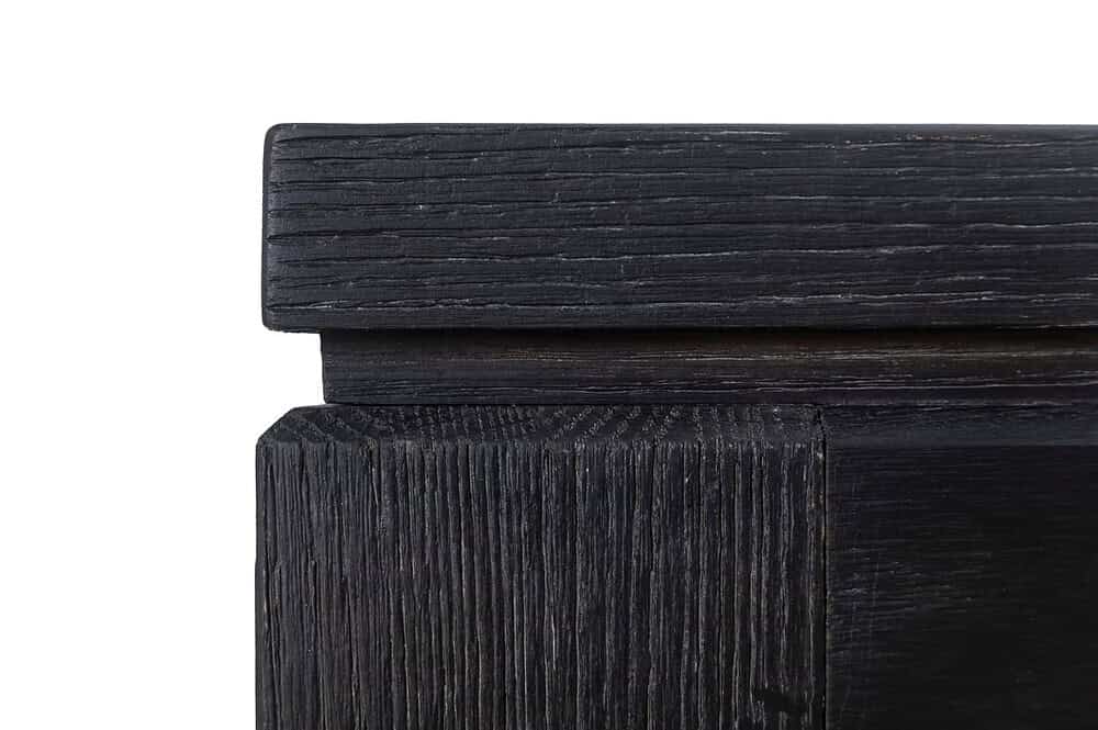 Robuuste zwarte robijnen houten meubel details - close-up van zwart gebeitst hout in moderne meubelstijl.