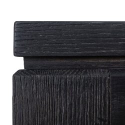 Robuuste zwarte robijnen houten meubel details - close-up van zwart gebeitst hout in moderne meubelstijl.