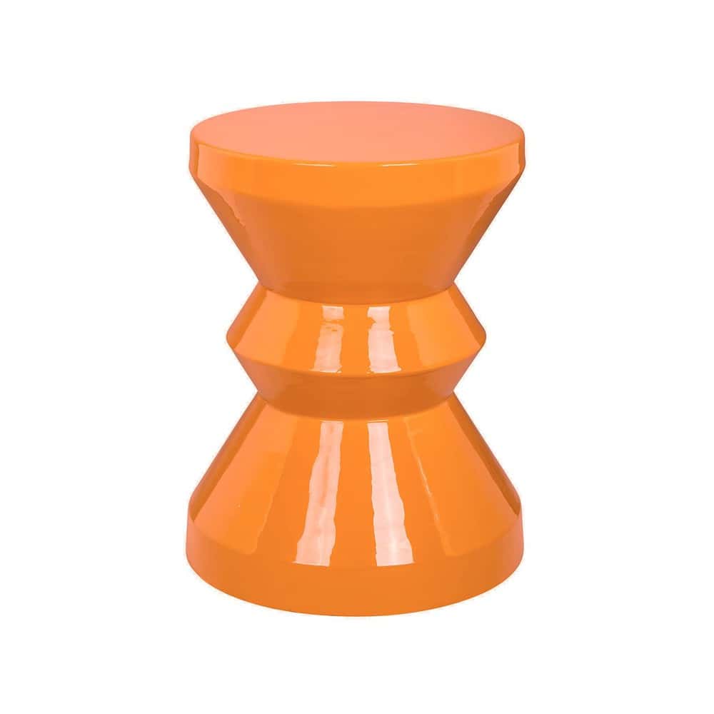 Kleine bijzettafel in opvallend oranje kleur, modern design en veelzijdig gebruiksmogelijkheden, perfect voor woonkamer of tuin.