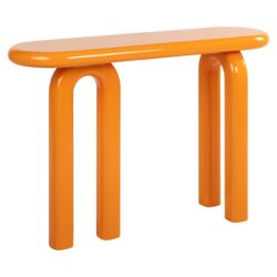 Oranje houten kruk met modern design en afgeronde hoeken, perfect voor binnen en buiten gebruik, gemaakt door Mokana Meubelen.