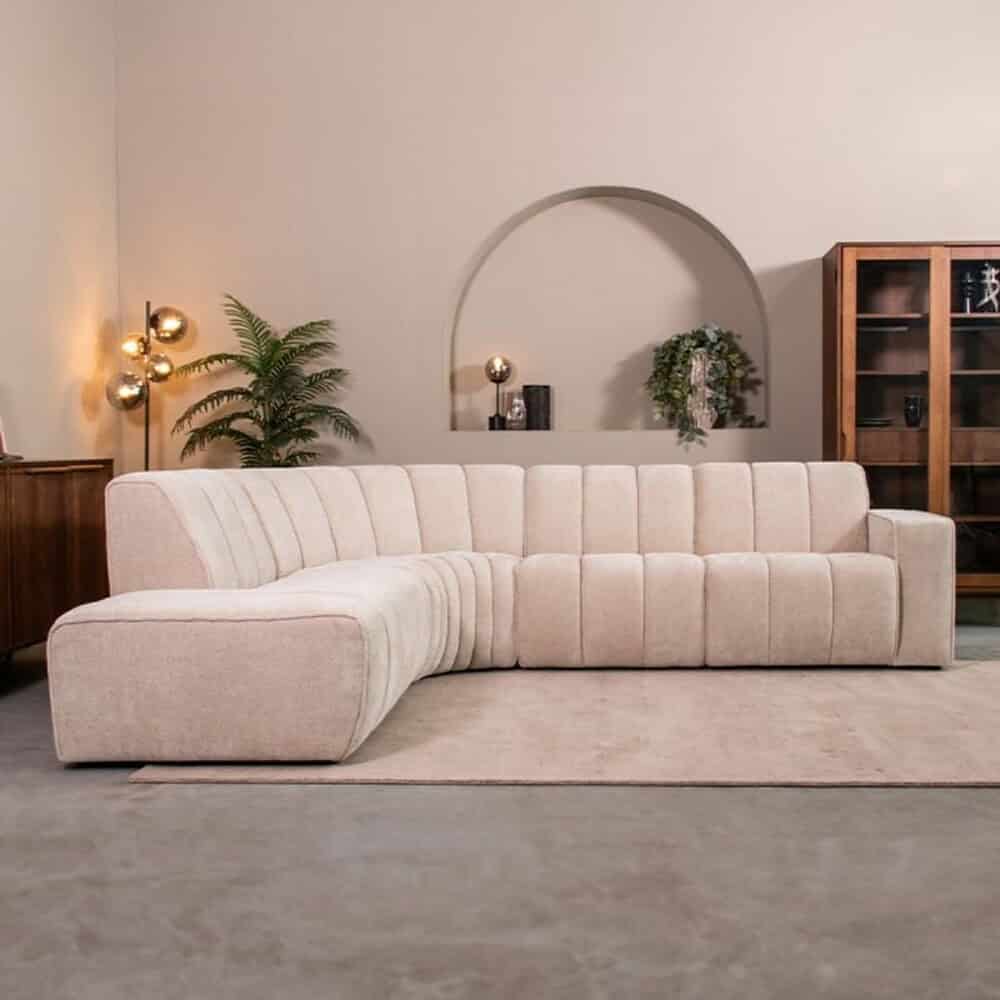 Moderne beige bank met strakke lijnen en zacht meubelstof, perfect voor een stijlvolle woonkamer inrichting.
