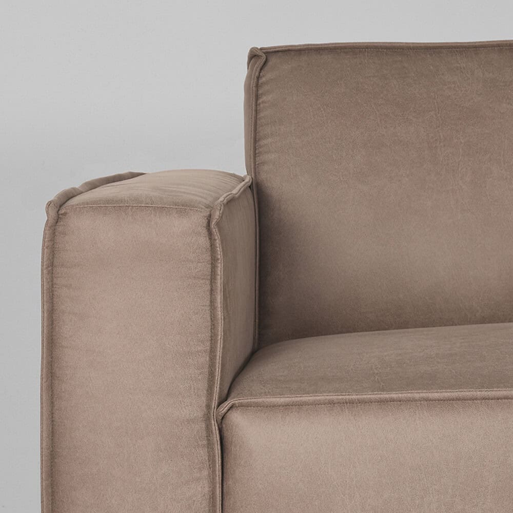 Zachte beige velvet fauteuil met elegante details, perfect voor een modern en comfortabel interieur. Gemaakt door Mokana Meubelen, combineert luxe en functionaliteit.
