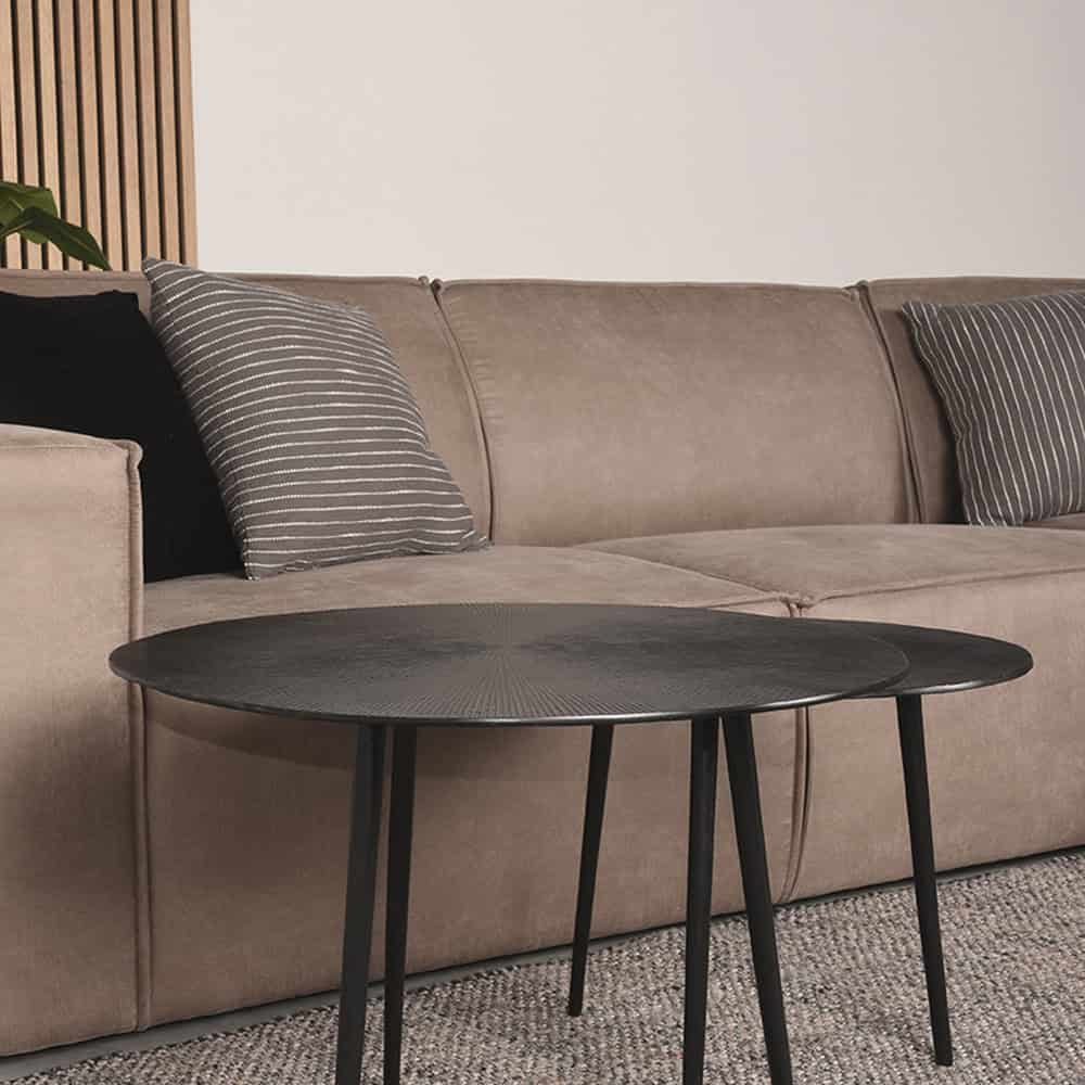 Modern houten salontafel met zwarte afwerking in een stijlvol wooninterieur.