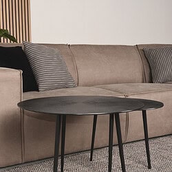 Modern houten salontafel met zwarte afwerking in een stijlvol wooninterieur.