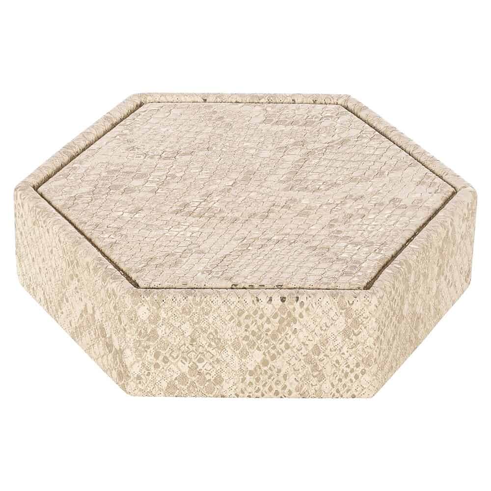 Elegant beige bijzettafel met een landelijke uitstraling, perfect voor woonkamer of terras. Tijdloos design en duurzame materialen, ideaal voor elke interieurstijl.