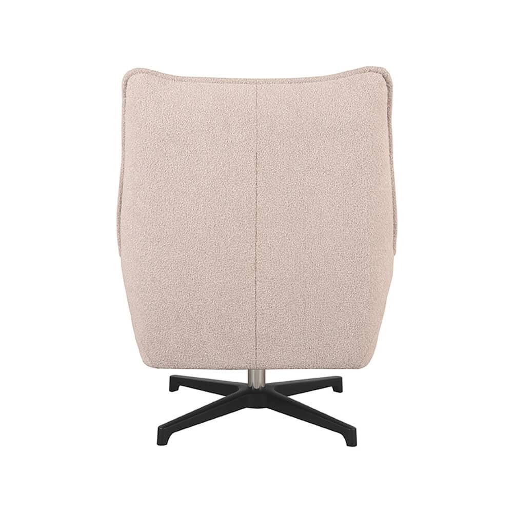 Zachte lichtroze beklede relaxfauteuil met zwarte voet, perfect voor een comfortabele zithoek. Modern Scandinavisch design, geschikt voor woonkamer of kantoor, duurzaam en stijlvol meubel van Mokana Meubelen.