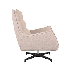 Lage resolutie, licht beige fauteuil met gebroken wit stoffen bekleding en zwart metalen onderstel. Perfect voor moderne woon- of kantoorinrichting.