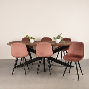 Moderne eethoek met een massief houten tafel en luxe stoffen stoelen in roze tinten, perfect voor gezellige diners en stijlvolle inrichtingen.