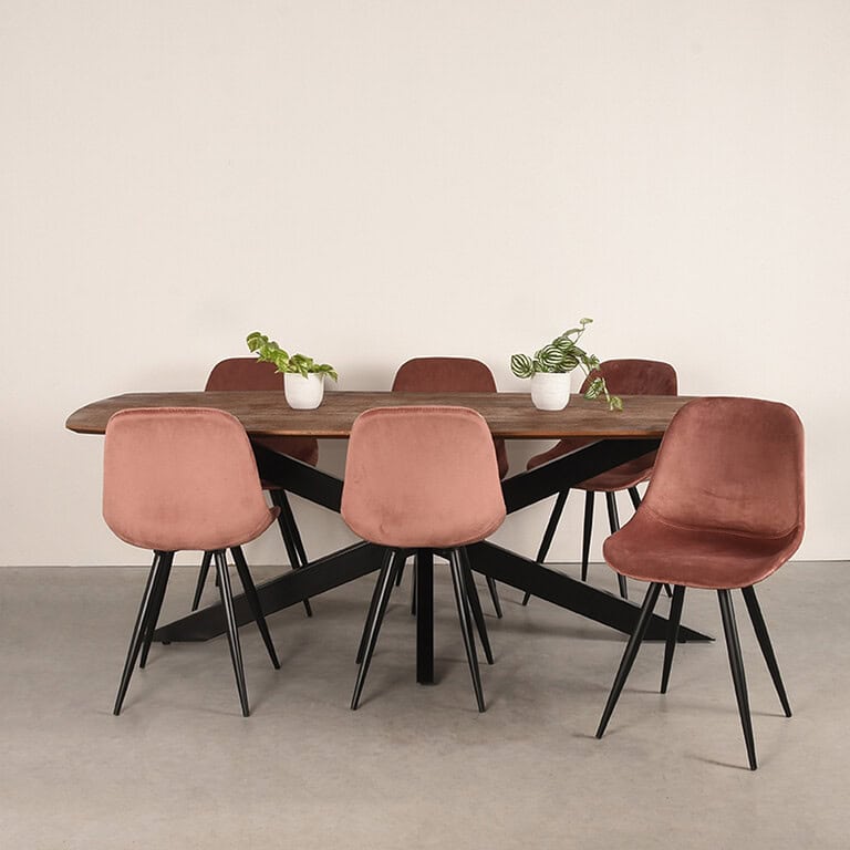 Moderne eethoek met een massief houten tafel en luxe stoffen stoelen in roze tinten, perfect voor gezellige diners en stijlvolle inrichtingen.