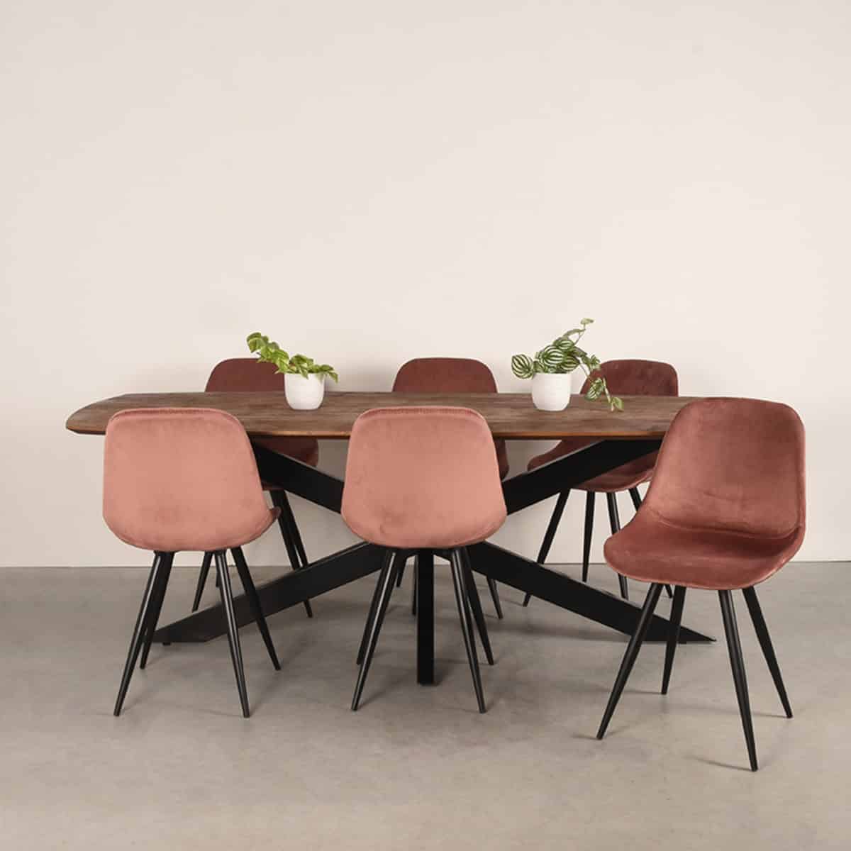 Moderne eethoek met een massief houten tafel en luxe stoffen stoelen in roze tinten, perfect voor gezellige diners en stijlvolle inrichtingen.