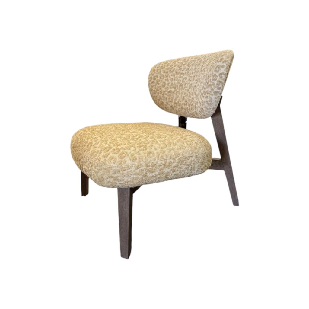 Fauteuil Boyd panterprint houten onderstel kwaliteit zacht stof laag mokana