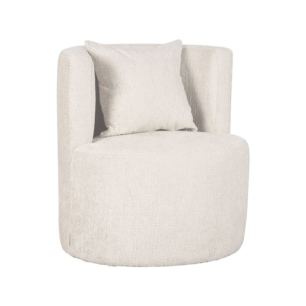 Luxueuze witte fauteuil met comfortabele kussens, perfect voor een stijlvolle en gezellige woonkamer door Mokana Meubelen.