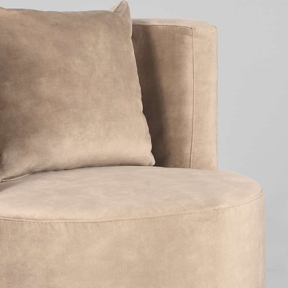 Zachte beige fluwelen bank met bijpassend kussen, modern en elegant meubelstuk voor een stijlvolle woonkamer. Perfect voor comfortabel en luxe interieurdesign.