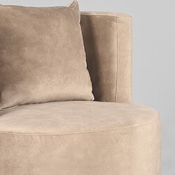 Zachte beige fluwelen bank met bijpassend kussen, modern en elegant meubelstuk voor een stijlvolle woonkamer. Perfect voor comfortabel en luxe interieurdesign.