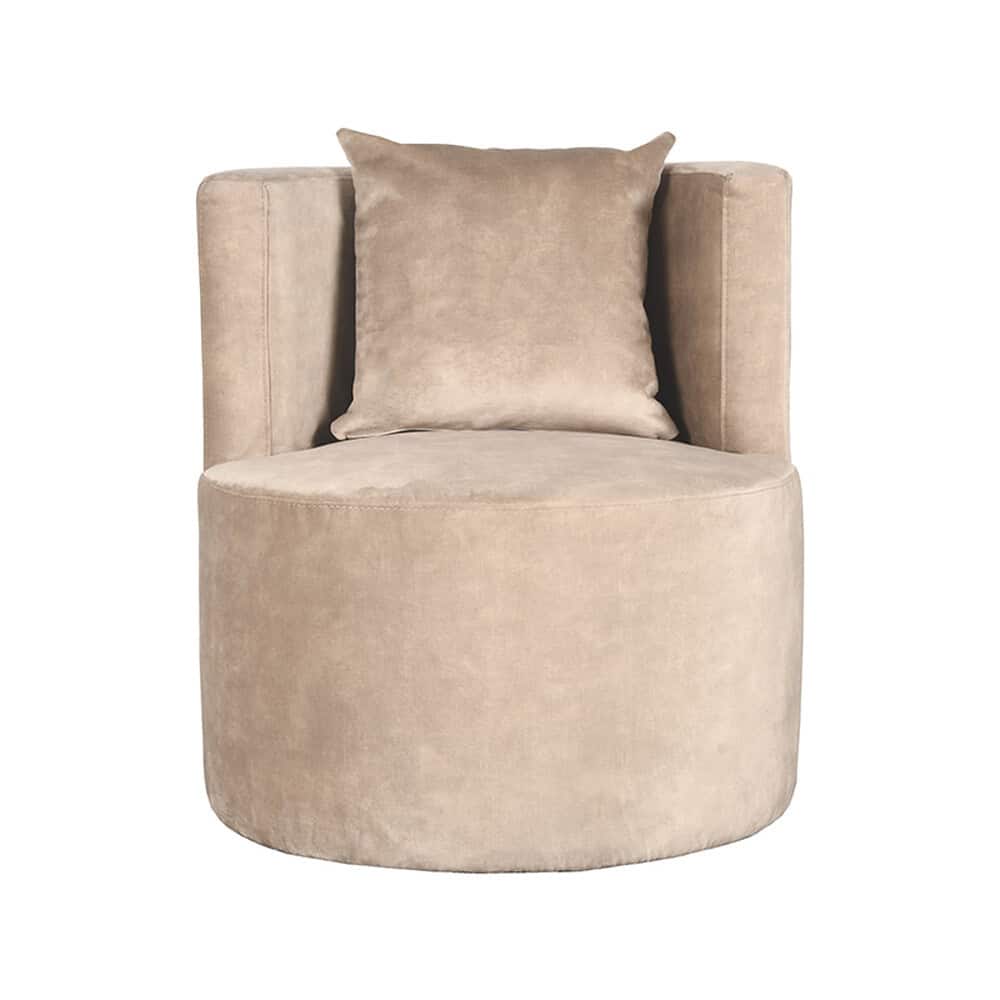 Comfortabele beige stoffen fauteuil met ronde vormen en zachte kussens voor een elegante en uitnodigende woonkamerstijl.